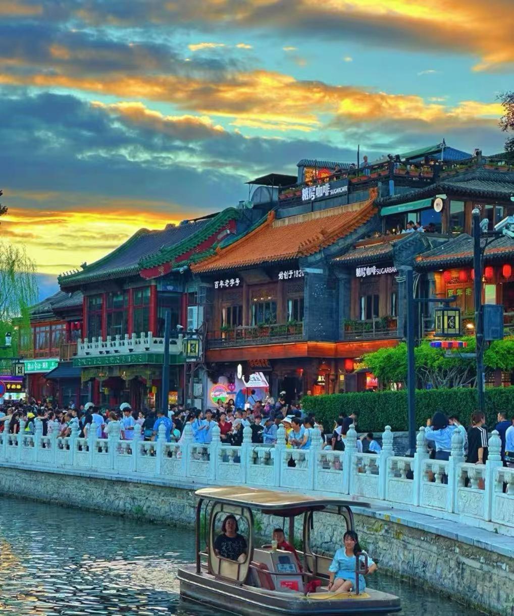 Happy Dragon Alley Hotel-in The Center With Big Window&free Coffe Laundry Fluent Speaking,tourist Attractions Ticket Service&food Recommendation,near Tian Anmen Forbiddencity,near Temple,easy To Walk To Nanluoalley&shichahai 4* ปักกิ่ง